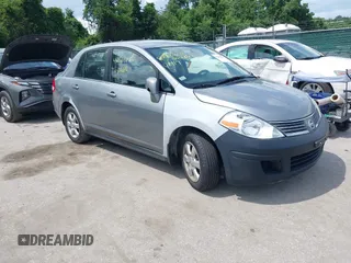 2008 Nissan Versa S z VIN 3N1BC11E88L462467, wystawiony jako IAAI lot #42560860 z przebiegiem 125 230 mil mil oraz . Historia ofert i sprzedaży dostępna na DreamBid. Obrazek 1.