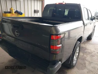 2023 Nissan Frontier SV z VIN 1N6ED1EK8PN610121, wystawiony jako IAAI lot #42363879 z przebiegiem 25 505 mil mil oraz . Historia ofert i sprzedaży dostępna na DreamBid. Obrazek 4.