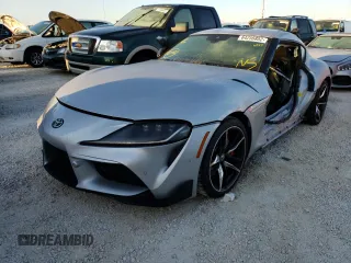 2022 Toyota Supra 3.0 z VIN WZ1DB0C04NW047447, wystawiony jako Copart lot #64258802 z przebiegiem Nie podano mil oraz . Historia ofert i sprzedaży dostępna na DreamBid. Obrazek 2.