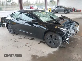 2023 Tesla Model 3 z VIN 5YJ3E1EA8PF683972, wystawiony jako IAAI lot #41978916 z przebiegiem 6 921 mil mil oraz . Historia ofert i sprzedaży dostępna na DreamBid. Obrazek 1.