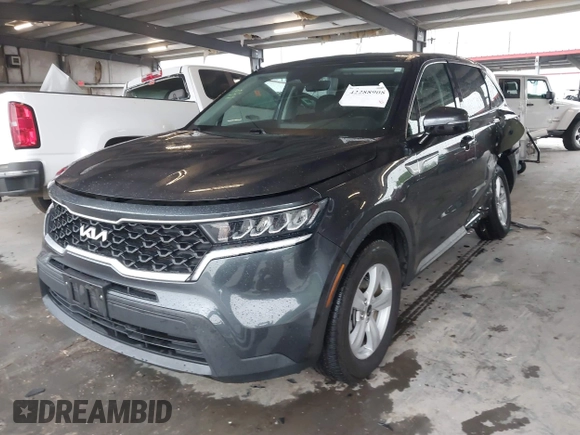 2022 Kia Sorento LX z VIN 5XYRG4LC9NG076804, wystawiony jako IAAI lot #42288908 z przebiegiem 56 750 mil mil oraz . Historia ofert i sprzedaży dostępna na DreamBid. Obrazek 2.