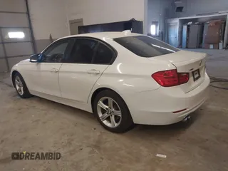 2015 BMW 3 Series 328i xDrive z VIN WBA3B5C57FF960592, wystawiony jako IAAI lot #41625697 z przebiegiem 128 301 mil mil oraz . Historia ofert i sprzedaży dostępna na DreamBid. Obrazek 3.