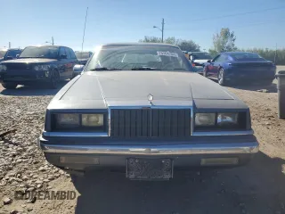 1990 Chrysler New Yorker z VIN 1C3XY66R4LD784183, wystawiony jako Copart lot #75364784 z przebiegiem 114 456 mil mil oraz Tytuł czysty. Historia ofert i sprzedaży dostępna na DreamBid. Obrazek 5.