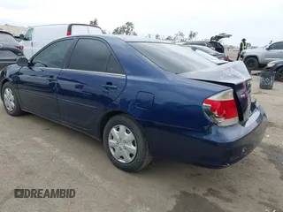2005 Toyota Camry STD z VIN 4T1BE32K55U084967, wystawiony jako IAAI lot #42138311 z przebiegiem 272 779 mil mil oraz . Historia ofert i sprzedaży dostępna na DreamBid. Obrazek 3.