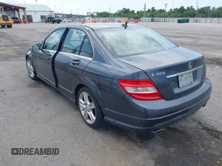 2011 Mercedes-Benz C 300 Sport z VIN WDDGF5EB8BR162211, wystawiony jako IAAI lot #42437442 z przebiegiem 149 419 mil mil oraz . Historia ofert i sprzedaży dostępna na DreamBid. Obrazek 3.