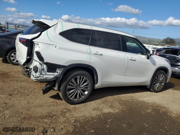 2022 Toyota Highlander Platinum with VIN 5TDFZRBH0NS165395, listed as a Copart auction lot 47591465 with 45,136 mi miles and Salvage Title. Bid and sale history available at carsss.com. Image 3.
