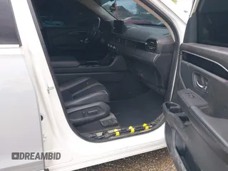 2024 Honda Pilot Touring z VIN 5FNYG1H71RB005034, wystawiony jako IAAI lot #42371878 z przebiegiem Nie podano mil oraz . Historia ofert i sprzedaży dostępna na DreamBid. Obrazek 5.