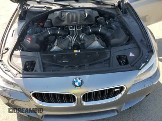 2014 BMW M5 z VIN WBSFV9C58ED593431, wystawiony jako Copart lot #54870555 z przebiegiem 172 191 mil mil oraz Szkoda całkowita • Salvage title. Historia ofert i sprzedaży dostępna na DreamBid. Obrazek 11.