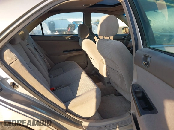 2005 Toyota Camry STD z VIN 4T1BE32KX5U015451, wystawiony jako IAAI lot #41426370 z przebiegiem 255 358 mil mil oraz . Historia ofert i sprzedaży dostępna na DreamBid. Obrazek 8.