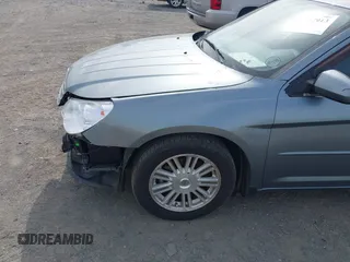 2007 Chrysler Sebring Touring z VIN 1C3LC56KX7N542931, wystawiony jako IAAI lot #42167913 z przebiegiem 240 638 mil mil oraz . Historia ofert i sprzedaży dostępna na DreamBid. Obrazek 14.