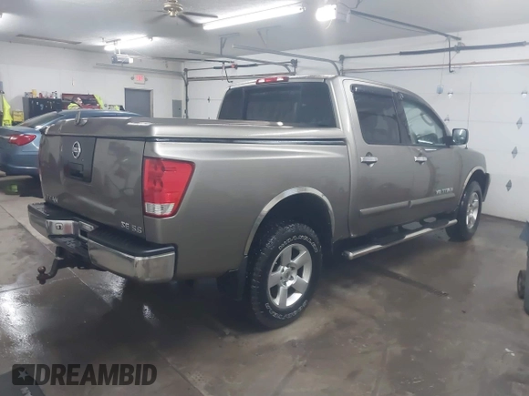 2006 Nissan Titan LE z VIN 1N6BA07B26N572273, wystawiony jako IAAI lot #41252390 z przebiegiem 88 457 mil mil oraz . Historia ofert i sprzedaży dostępna na DreamBid. Obrazek 4.
