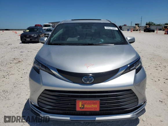 2021 Toyota Sienna XLE with VIN 5TDYRKEC0MS068583, listed as a Copart auction lot 53521605 with 66,162 mi miles and Salvage title. Bid and sale history available at DreamBid. Image 5.