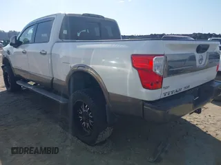 2016 Nissan Titan Platinum Reserve z VIN 1N6BA1F22GN509568, wystawiony jako IAAI lot #41766629 z przebiegiem 94 991 mil mil oraz . Historia ofert i sprzedaży dostępna na DreamBid. Obrazek 3.