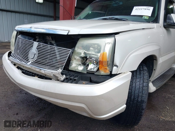 2003 Cadillac Escalade z VIN 1GYEK63NX3R241388, wystawiony jako IAAI lot #42227896 z przebiegiem 154 415 mil mil oraz . Historia ofert i sprzedaży dostępna na DreamBid. Obrazek 6.