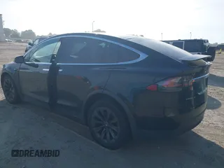 2017 Tesla Model X 90D z VIN 5YJXCAE29HF078571, wystawiony jako IAAI lot #42050041 z przebiegiem 216 874 mil mil oraz . Historia ofert i sprzedaży dostępna na DreamBid. Obrazek 3.