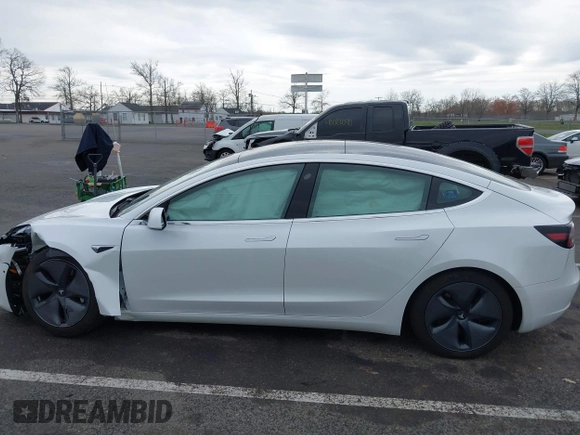2020 Tesla Model 3 Standard Range Plus z VIN 5YJ3E1EA3LF590450, wystawiony jako IAAI lot #42026296 z przebiegiem 68 242 mil mil oraz . Historia ofert i sprzedaży dostępna na DreamBid. Obrazek 13.