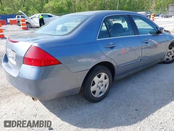 2007 Honda Accord LX z VIN 1HGCM56477A128749, wystawiony jako IAAI lot #42124244 z przebiegiem 224 288 mil mil oraz . Historia ofert i sprzedaży dostępna na DreamBid. Obrazek 4.