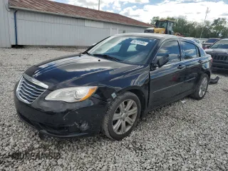 2013 Chrysler 200 Touring z VIN 1C3CCBBB4DN656469, wystawiony jako Copart lot #56731935 z przebiegiem 184 137 mil mil oraz Szkoda całkowita • Salvage title. Historia ofert i sprzedaży dostępna na DreamBid. Obrazek 1.