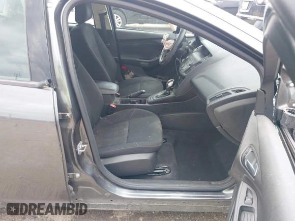 2018 Ford Focus SE z VIN 1FADP3F23JL321768, wystawiony jako IAAI lot #42415788 z przebiegiem 124 126 mil mil oraz . Historia ofert i sprzedaży dostępna na DreamBid. Obrazek 5.