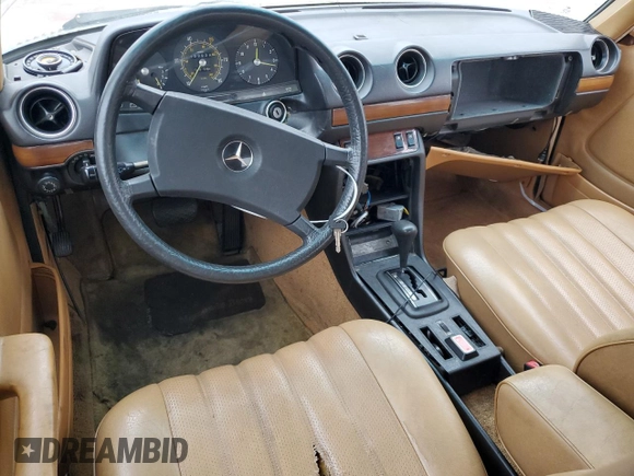 1981 Mercedes-Benz 300 D z VIN WDBAB30A3BB219467, wystawiony jako Copart lot #76183454 z przebiegiem 123 938 mil mil oraz Czysty tytuł • Clean title. Historia ofert i sprzedaży dostępna na DreamBid. Obrazek 8.
