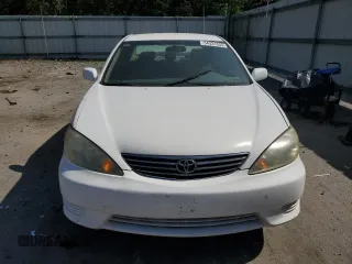 2005 Toyota Camry STD z VIN 4T1BE32K05U623205, wystawiony jako Copart lot #54331335 z przebiegiem 326 846 mil mil oraz Szkoda całkowita • Salvage title. Historia ofert i sprzedaży dostępna na DreamBid. Obrazek 5.