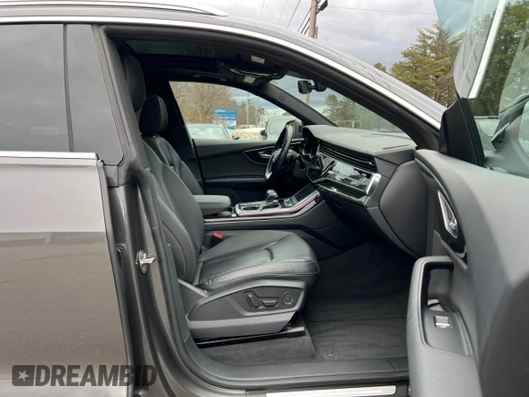 2019 Audi Q8 Premium Plus z VIN WA1BVAF19KD028045, wystawiony jako Copart lot #48666925 z przebiegiem 112 755 mil mil oraz Czysty tytuł • Clean title. Historia ofert i sprzedaży dostępna na DreamBid. Obrazek 5.