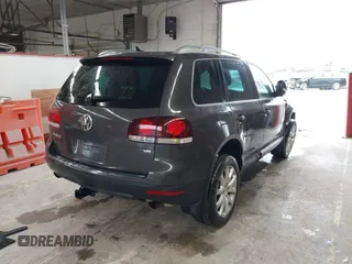 2010 Volkswagen Touareg VR6 z VIN WVGBF7A91AD002407, wystawiony jako IAAI lot #42369975 z przebiegiem 95 504 mil mil oraz . Historia ofert i sprzedaży dostępna na DreamBid. Obrazek 4.