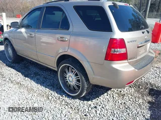 2008 Kia Sorento LX z VIN KNDJD735785851672, wystawiony jako IAAI lot #41417473 z przebiegiem 173 202 mil mil oraz . Historia ofert i sprzedaży dostępna na DreamBid. Obrazek 3.