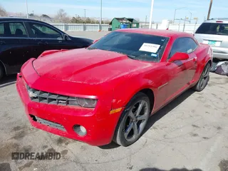2013 Chevrolet Camaro LT z VIN 2G1FB1E33D9167938, wystawiony jako IAAI lot #41511506 z przebiegiem 204 269 mil mil oraz . Historia ofert i sprzedaży dostępna na DreamBid. Obrazek 2.