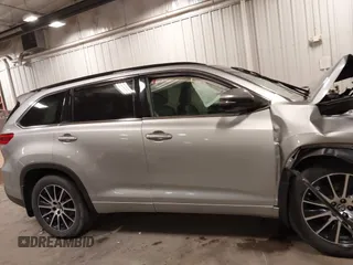 2018 Toyota Highlander SE z VIN 5TDJZRFH7JS551309, wystawiony jako IAAI lot #41801990 z przebiegiem 132 970 mil mil oraz . Historia ofert i sprzedaży dostępna na DreamBid. Obrazek 14.