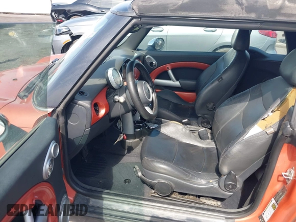 2005 MINI Convertible z VIN WMWRF33495TG10801, wystawiony jako IAAI lot #42773845 z przebiegiem 164 502 mil mil oraz . Historia ofert i sprzedaży dostępna na DreamBid. Obrazek 5.