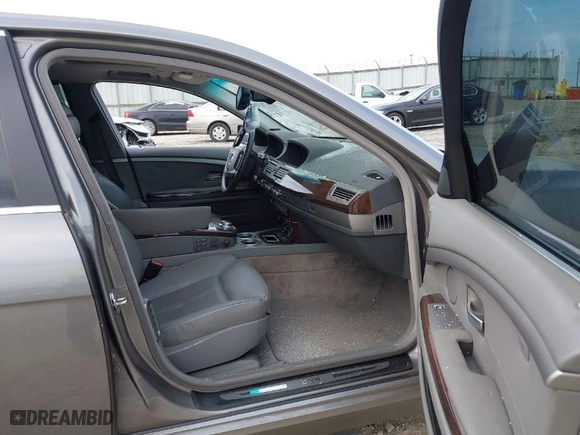 2007 BMW 7 Series 750Li with VIN WBAHN83527DT70070, listed as a IAAI auction lot 41495317 with 211,263 mi miles. Bid and sale history available at carsss.com. Image 5.