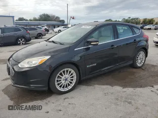 2013 Ford Focus Electric z VIN 1FADP3R4XDL139888, wystawiony jako Copart lot #74969204 z przebiegiem 74 337 mil mil oraz Szkody całkowita. Historia ofert i sprzedaży dostępna na DreamBid. Obrazek 1.