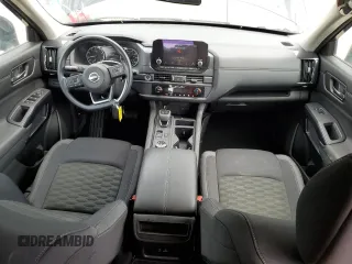 2024 Nissan Pathfinder S z VIN 5N1DR3AC1RC243826, wystawiony jako Copart lot #61145195 z przebiegiem 3 277 mil mil oraz Szkoda całkowita • Salvage title. Historia ofert i sprzedaży dostępna na DreamBid. Obrazek 8.