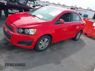 2015 Chevrolet Sonic LT z VIN 1G1JC5SH1F4139849, wystawiony jako IAAI lot #41993984 z przebiegiem 147 240 mil mil oraz . Historia ofert i sprzedaży dostępna na DreamBid. Obrazek 2.
