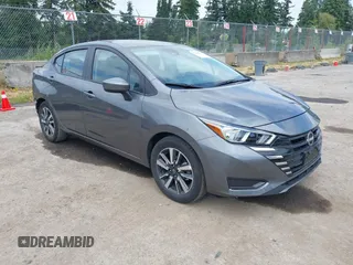 2024 Nissan Versa SV z VIN 3N1CN8EV6RL910272, wystawiony jako IAAI lot #42500325 z przebiegiem 8 343 mil mil oraz . Historia ofert i sprzedaży dostępna na DreamBid. Obrazek 1.