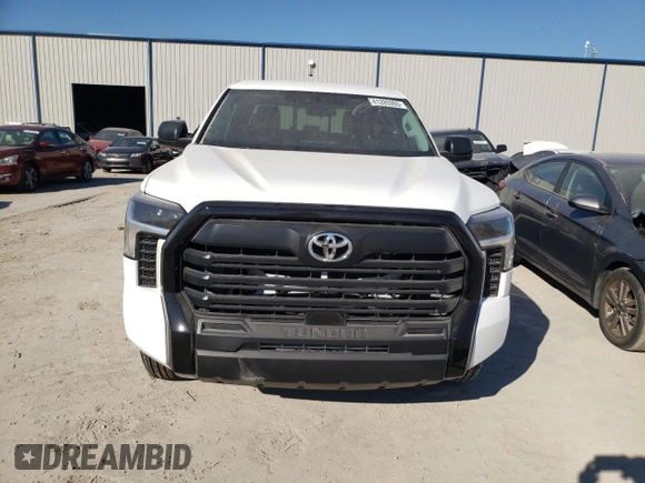 2022 Toyota Tundra SR z VIN 5TFKB5DA6NX016110, wystawiony jako Copart lot #41285993 z przebiegiem 68 mil mil oraz . Historia ofert i sprzedaży dostępna na DreamBid. Obrazek 5.