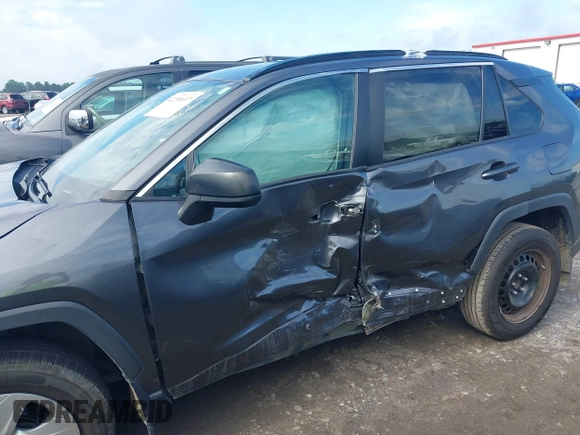 2021 Toyota RAV4 LE z VIN 2T3H1RFV5MC155993, wystawiony jako IAAI lot #42259037 z przebiegiem 79 719 mil mil oraz . Historia ofert i sprzedaży dostępna na DreamBid. Obrazek 6.