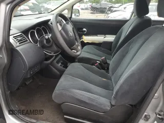 2010 Nissan Versa S z VIN 3N1BC1AP9AL418100, wystawiony jako Copart lot #57971985 z przebiegiem 95 353 mil mil oraz Szkoda całkowita • Salvage title. Historia ofert i sprzedaży dostępna na DreamBid. Obrazek 7.