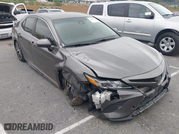 2020 Toyota Camry SE z VIN 4T1G11AK2LU989218, wystawiony jako IAAI lot #42204901 z przebiegiem 83 147 mil mil oraz . Historia ofert i sprzedaży dostępna na DreamBid. Obrazek 1.