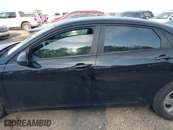 2024 Hyundai Elantra SE z VIN KMHLL4DG7RU798436, wystawiony jako IAAI lot #41973923 z przebiegiem 9 915 mil mil oraz . Historia ofert i sprzedaży dostępna na DreamBid. Obrazek 14.