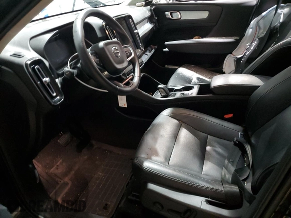 2021 Volvo XC40 Momentum z VIN YV4162UK2M2562967, wystawiony jako Copart lot #85643554 z przebiegiem 25 497 mil mil oraz Szkoda całkowita • Salvage title. Historia ofert i sprzedaży dostępna na DreamBid. Obrazek 7.