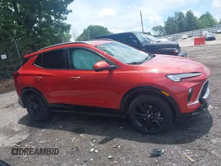 2024 Buick Encore GX Sport Touring z VIN KL4AMESL6RB105988, wystawiony jako IAAI lot #42509593 z przebiegiem 34 229 mil mil oraz . Historia ofert i sprzedaży dostępna na DreamBid. Obrazek 13.
