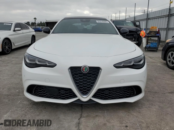 2024 Alfa Romeo Giulia Veloce z VIN ZARFAMBN4R7684973, wystawiony jako Copart lot #55316335 z przebiegiem 5 175 mil mil oraz Czysty tytuł • Clean title. Historia ofert i sprzedaży dostępna na DreamBid. Obrazek 5.