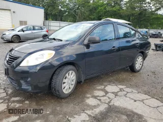 2012 Nissan Versa SV z VIN 3N1CN7AP2CL837233, wystawiony jako Copart lot #56169705 z przebiegiem 151 454 mil mil oraz Szkoda całkowita • Salvage title. Historia ofert i sprzedaży dostępna na DreamBid. Obrazek 1.