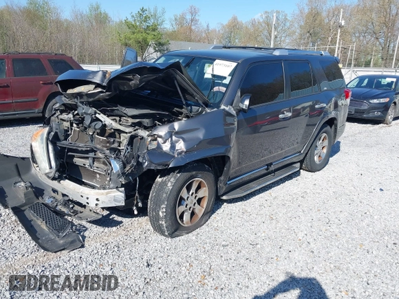 2013 Toyota 4Runner SR5 z VIN JTEZU5JR8D5053197, wystawiony jako IAAI lot #41973107 z przebiegiem 217 750 mil mil oraz . Historia ofert i sprzedaży dostępna na DreamBid. Obrazek 18.