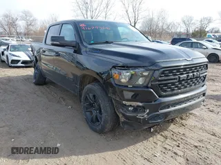 2023 Ram 1500 Big Horn z VIN 1C6RRFFG8PN671943, wystawiony jako IAAI lot #41679406 z przebiegiem 49 296 mil mil oraz . Historia ofert i sprzedaży dostępna na DreamBid. Obrazek 1.