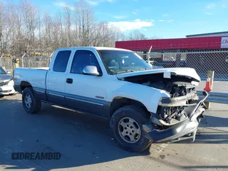 2000 Chevrolet Silverado 1500 LS with VIN 1GCEK19T8YE138791, listed as a IAAI auction lot 41448352 with 226,269 mi miles. Bid and sale history available at carsss.com. Image 1.