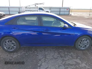 2024 Hyundai Elantra SEL z VIN KMHLM4DG5RU823587, wystawiony jako IAAI lot #42475697 z przebiegiem 27 753 mil mil oraz . Historia ofert i sprzedaży dostępna na DreamBid. Obrazek 13.