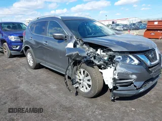 2020 Nissan Rogue S z VIN JN8AT2MV2LW122085, wystawiony jako IAAI lot #41679542 z przebiegiem 39 499 mil mil oraz . Historia ofert i sprzedaży dostępna na DreamBid. Obrazek 1.